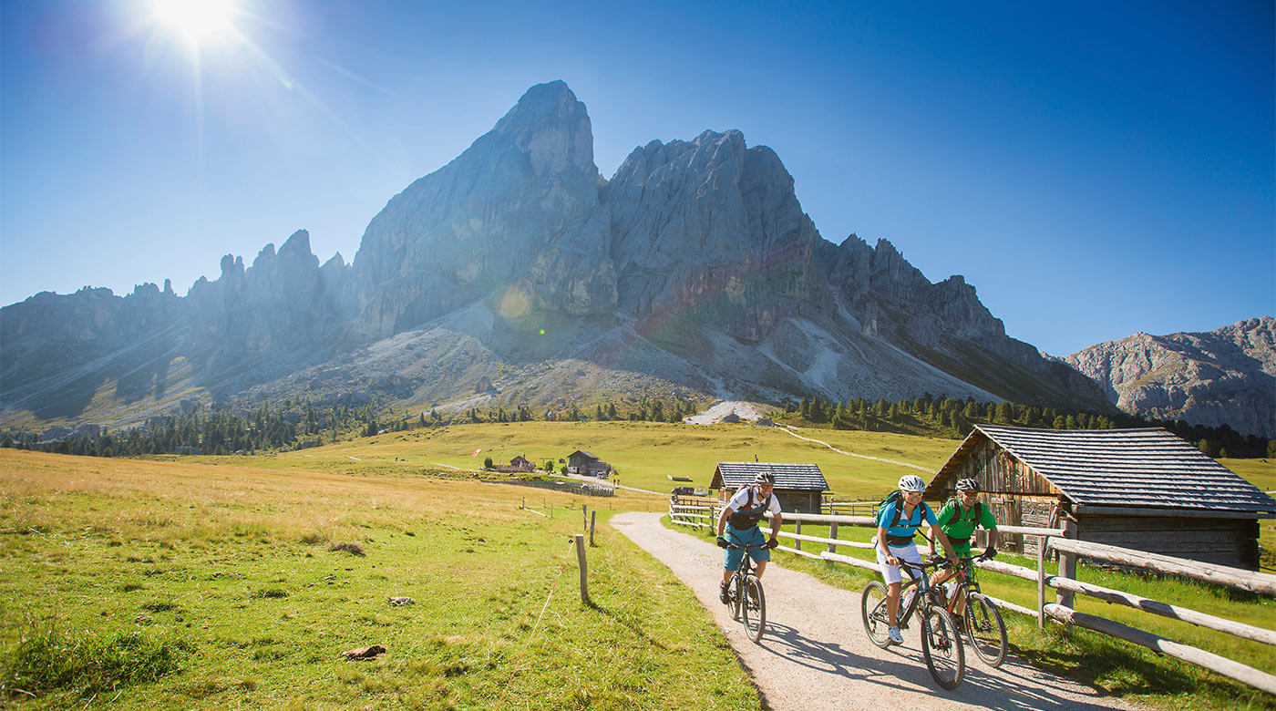 sommerferien am bauernhof in der ferienregion kronplatz wandern mountainbike familie